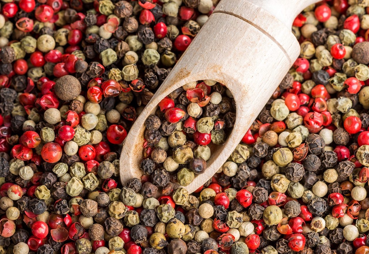 What's the Difference Between White Pepper and Black Pepper?