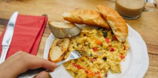 Tips for fluffy scrambled eggs