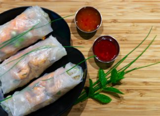 Summer rolls with sauce