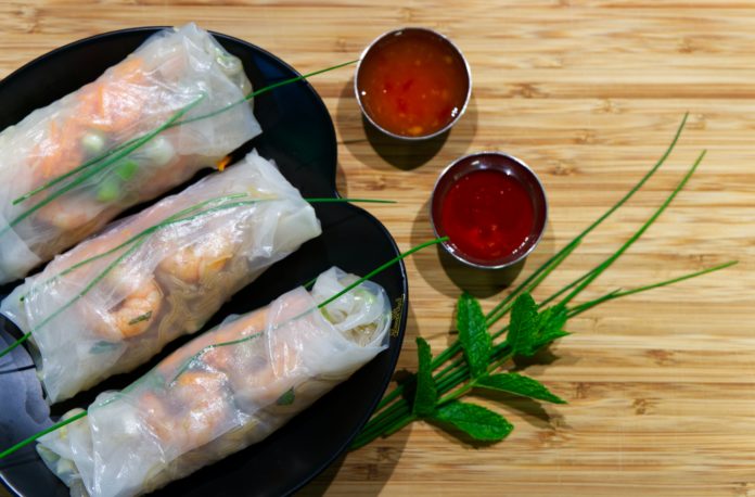 Summer rolls with sauce