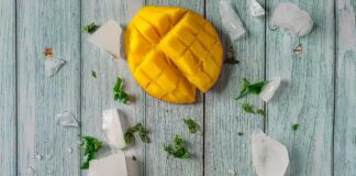 Cubed mango slices with ice